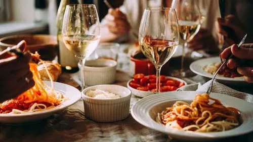 Для каждого вина есть «свое» блюдо. Фото: fornStudio / Shutterstock / Fotodom.
