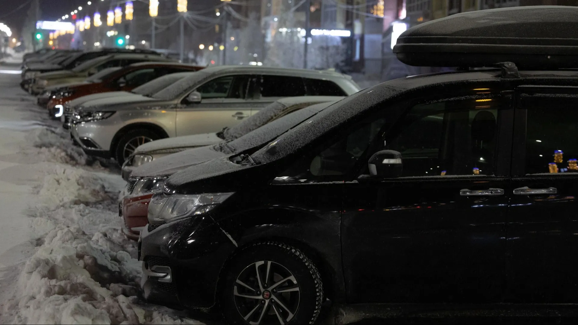 На Ямале штрафуют любителей парковаться на газонах. Фото: Андрей Ткачев / «Ямал-Медиа»