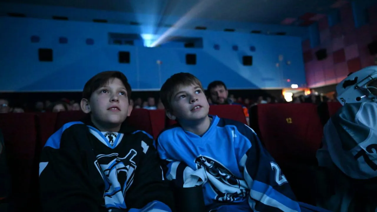 Юные хоккеисты были впечатлены сюжетом фильма. Фото: t.me/VORONOV89