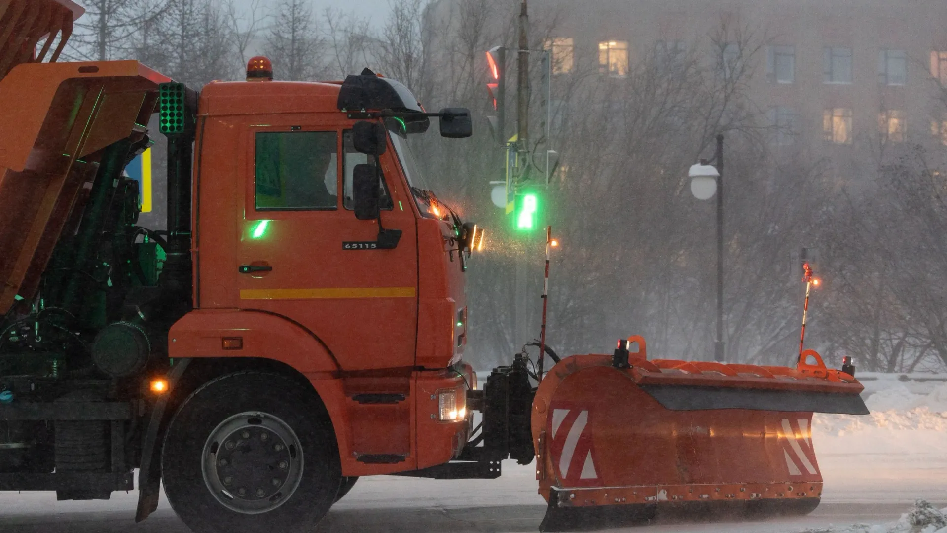 В Салехарде продолжается борьба с последствиями снегопадов. Фото: Андрей Ткачев / «Ямал-Медиа»