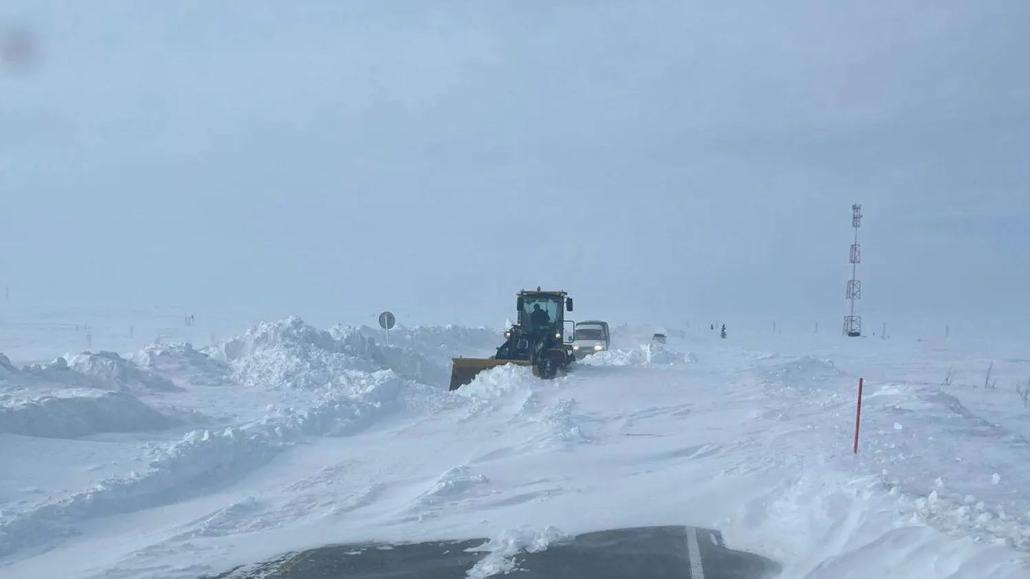 Ямальские дороги замело во время апрельской непогоды. Фото предоставлено департаментом транспорта и дорожного хозяйства ЯНАО