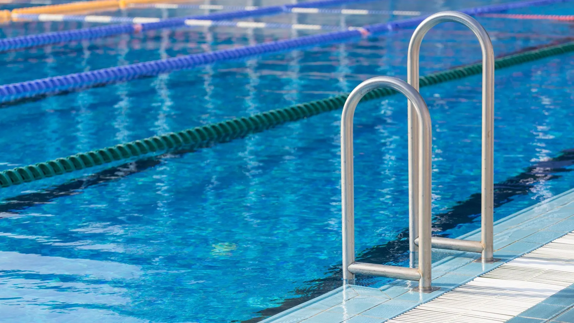 Спортсмен с ЯНАО не собирается расставаться с классическими соревнованиями в бассейне. Фото: Michael Dechev / Shutterstock / Fotodom