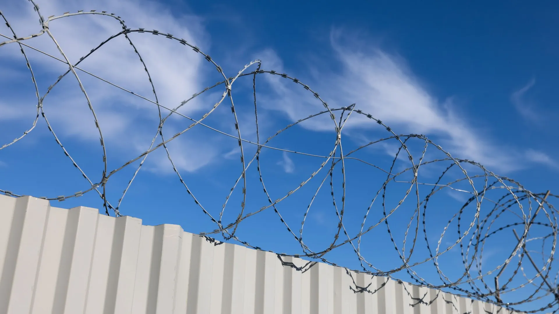 Суд требует выделить для содержания мигрантов здание с трехметровым забором. Фото: Юлия Чудинова / «Ямал-Медиа»