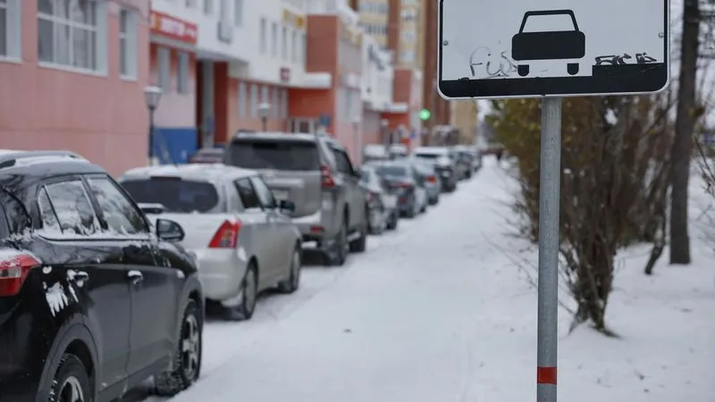 Во дворе дома водитель въехал в припаркованный автомобиль. Фото: Андрей Ткачев / «Ямал-Медиа»