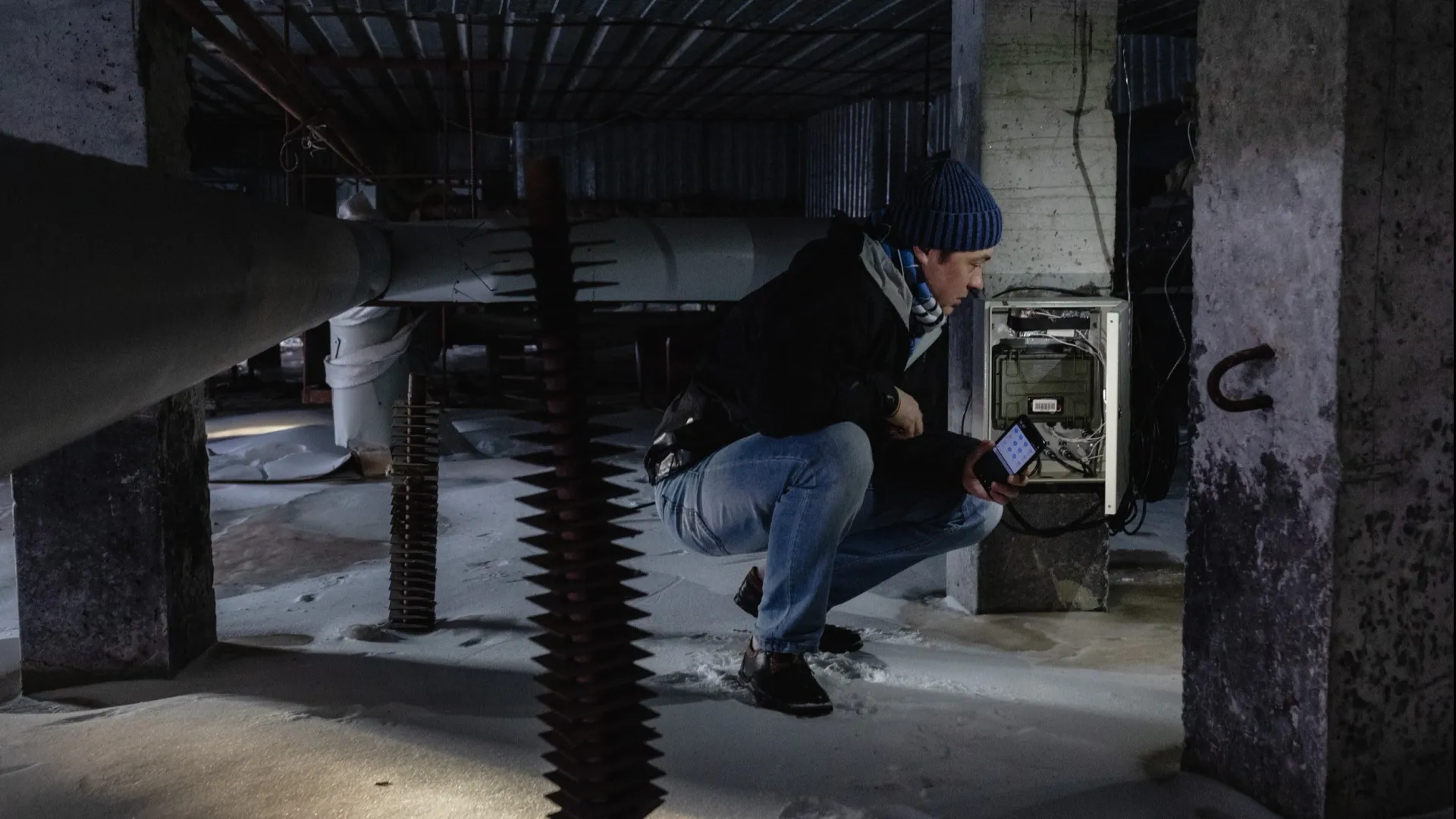 Осмотр термометрического оборудования под одним из зданий Салехарда. Фото предоставлено Александром Шеиным