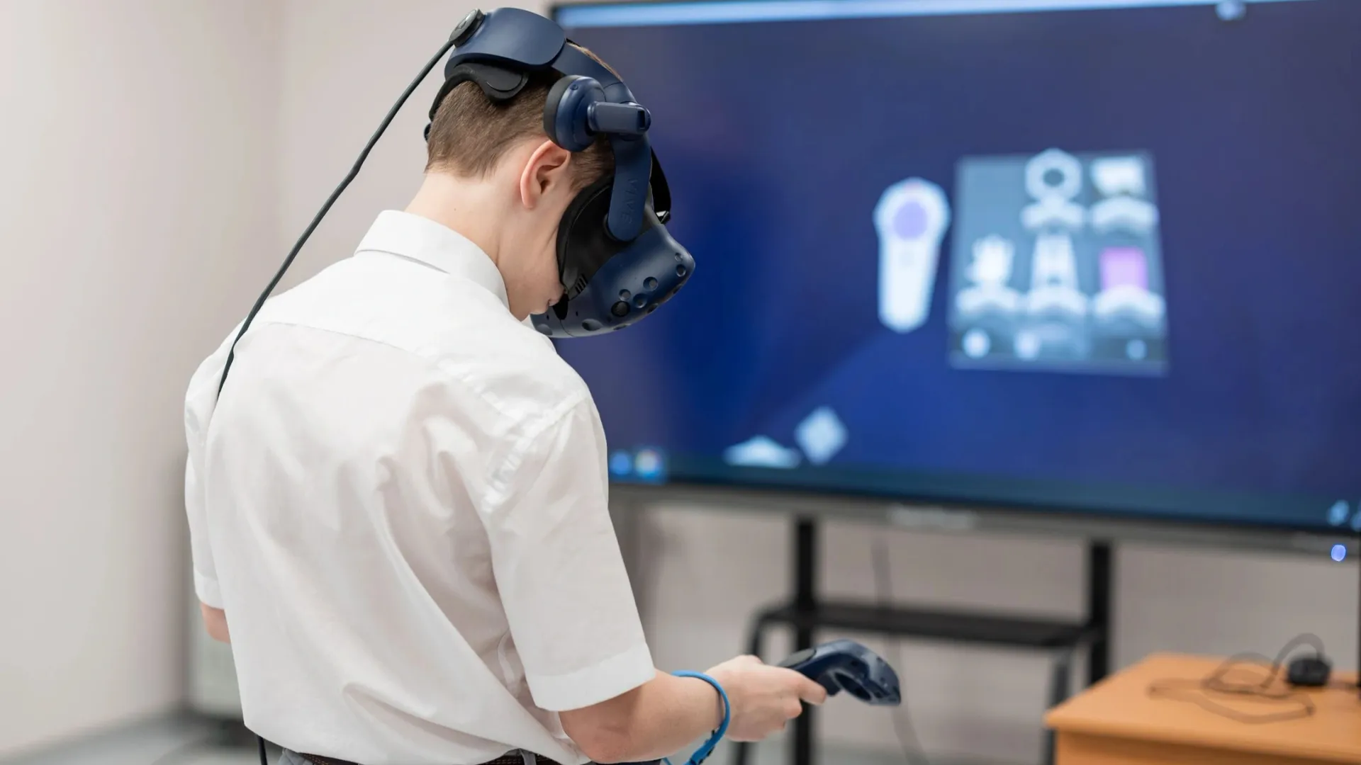 На занятиях в школах Салехарда используют VR-технологии. Фото: Сергей Зубков / «Ямал-Медиа»