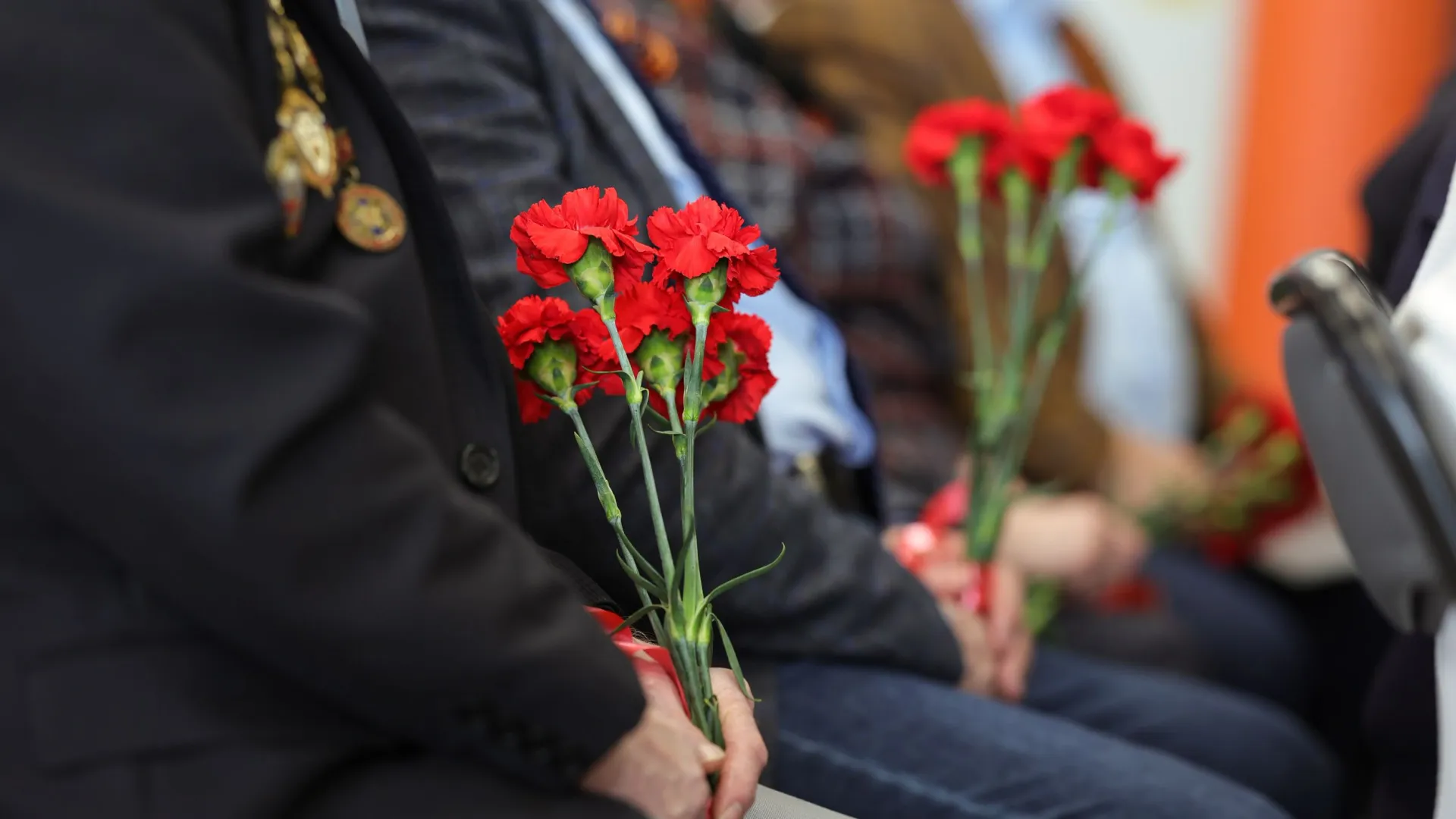 Ветеранам передали подарки и поздравления. Фото: Юлия Чудинова / «Ямал-Медиа»