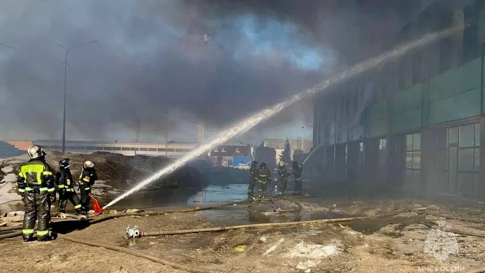 При пожаре на складе в Новом Уренгое обрушилась крыша. Фото предоставлено пресс-службой ГУ МЧС по ЯНАО