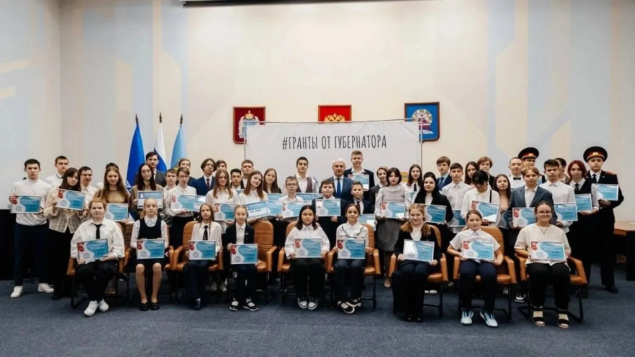 Гранты и сертификаты получили 58 учащихся школ Ноябрьска. Фото: t.me/romanovblog