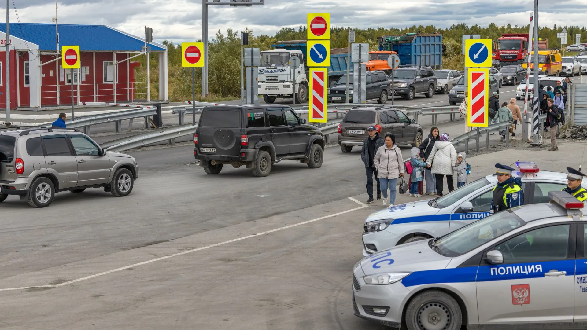 Проверка автомобилей. Фото: Федор Воронов / «Ямал-Медиа»