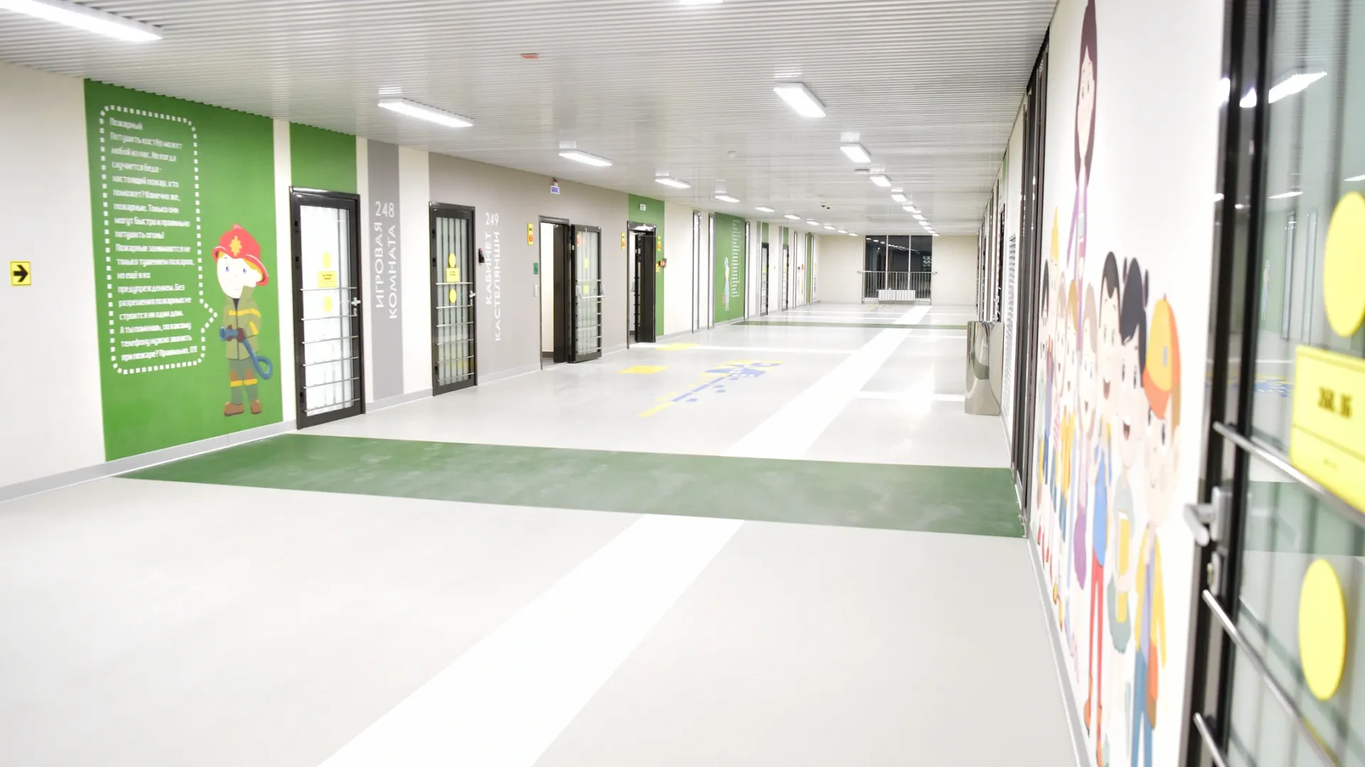 Так выглядит коридор в новой школе в Салехарде. Фото: Андрей Ткачёв/«Ямал-Медиа»