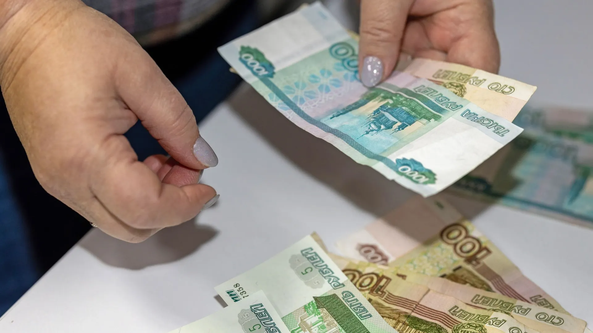 Номера купюр содержат по три и более одинаковых цифр, идущих подряд. Фото: Федор Воронов / «Ямал-Медиа»