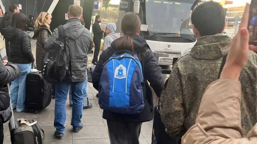 Пассажиры рейса YC 232 отправляются в гостиницу на автобусе. Фото очевидцев