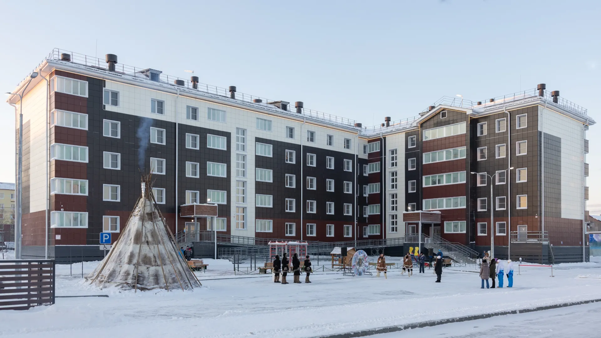 Вручение ключей от квартир в Лабытнанги. Фото: Александр Чирва / «Ямал-Медиа»