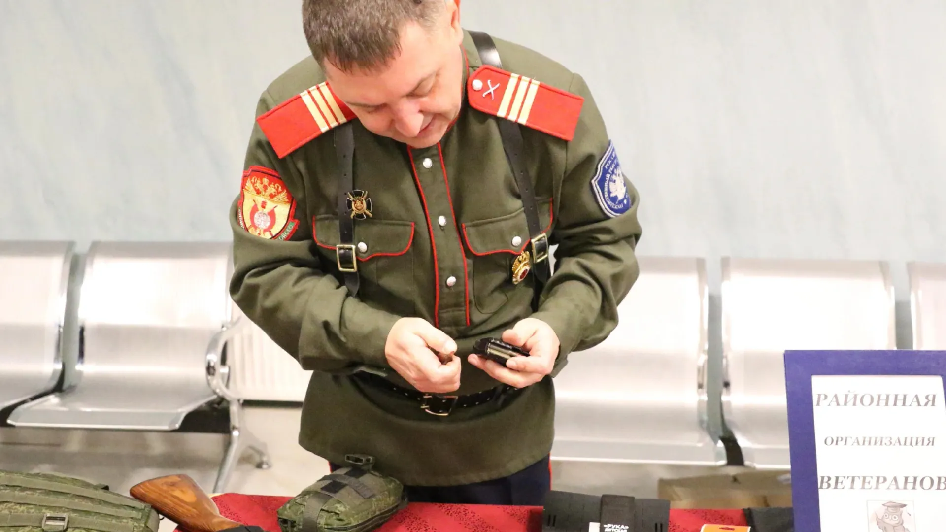 Возможность подержать в руках автомат Калашникова предоставили всем желающим, кто знаком с легендарным оружием. Фото: t.me/selkupadm