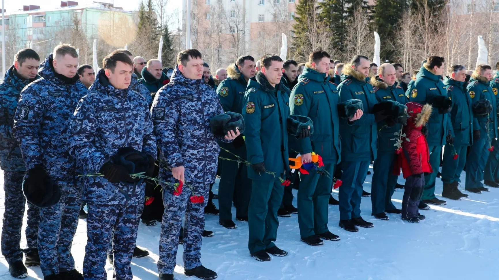 Акция спасателей в Надыме в память о погибших в теракте. Фото предоставлено пресс-службой администрации Надымского района
