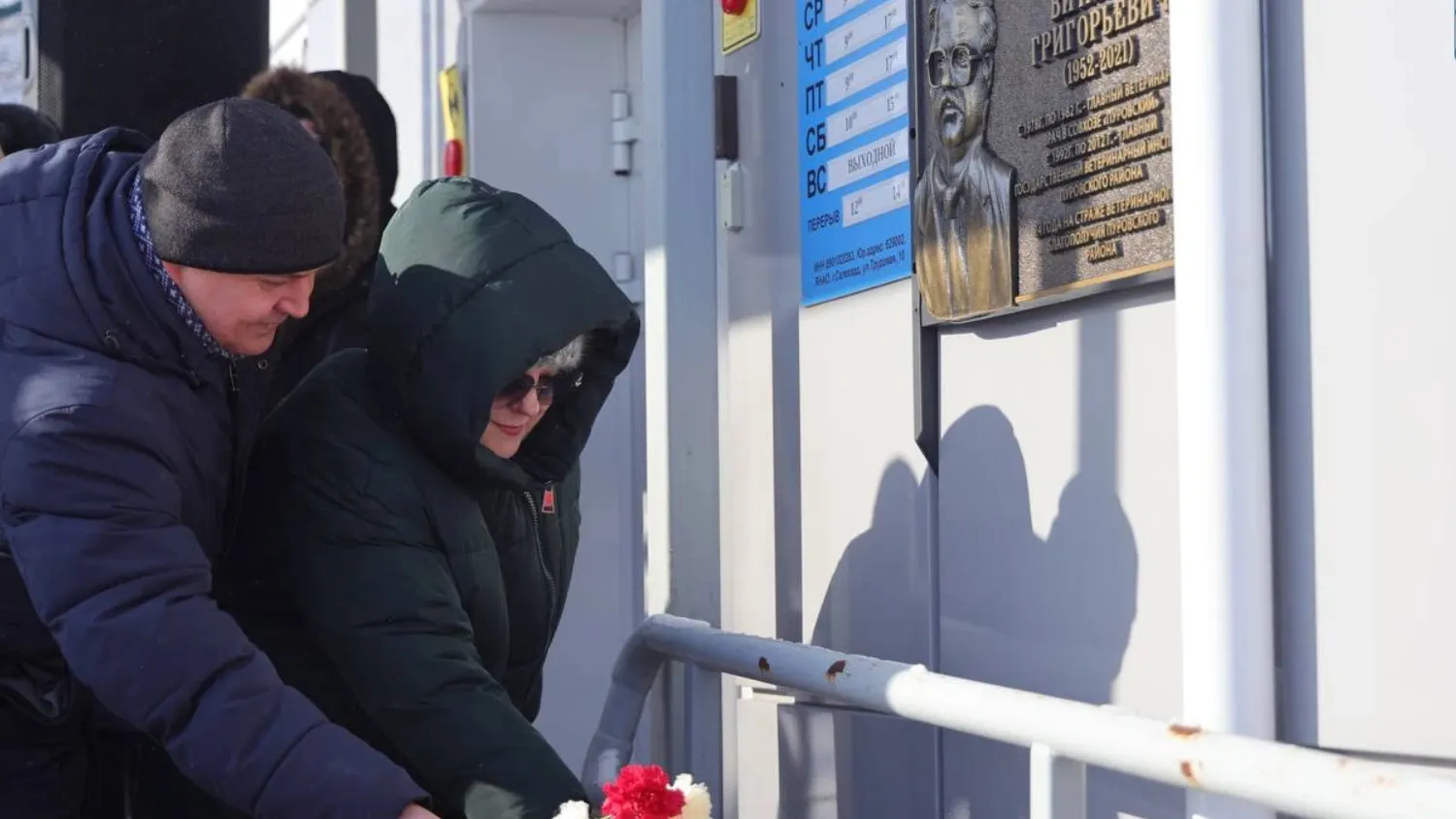 В госветклинике в Тарко-Сале открыли мемориальную доску ветеринарному врачу России Толстикову. Фото: администрация Пуровского района / t.me/puradm