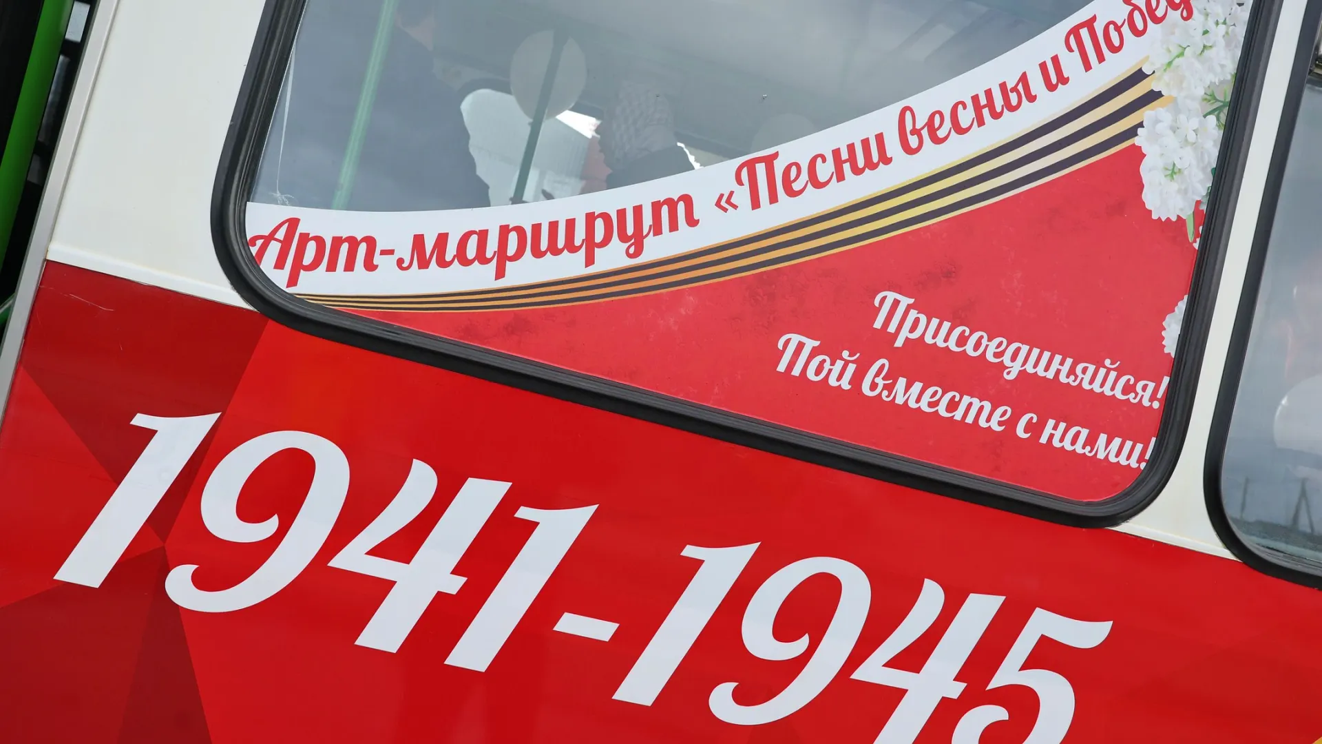 В городе стартовал проект «Арт-маршрут «Песни весны и Победы». Андрей Ткачёв / «Ямал-Медиа»