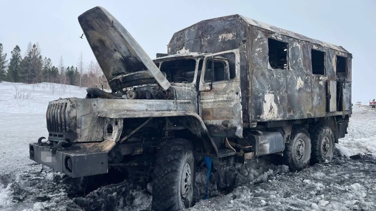 Сгоревший на 720-м километре дороги Сургут — Салехард «Урал». Фото: Мой Новый Уренгой / t.me/moy_nurg
