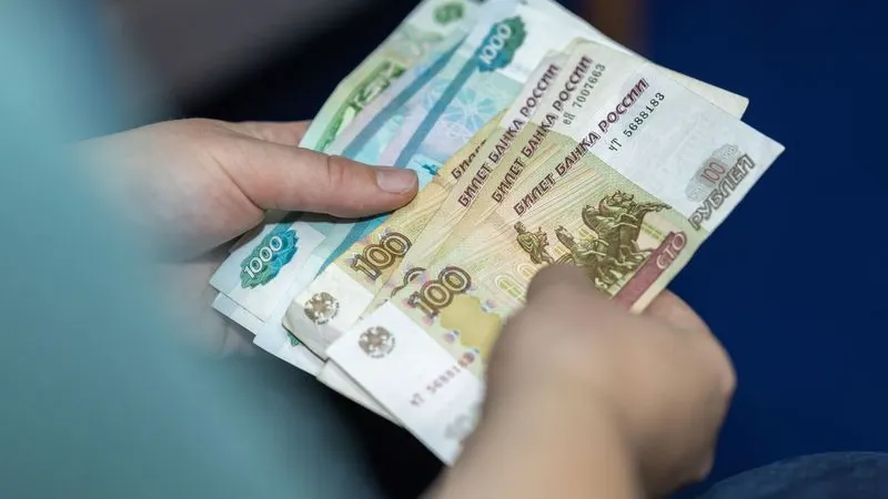 Сторублевки старого образца по-прежнему в ходу. Фото: Василий Петров / «Ямал-Медиа»