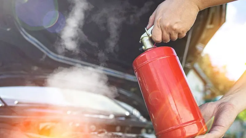 Огнетушитель поможет справиться с возгоранием под капотом. Фото: HenadziPechan / Shutterstock / Fotodom