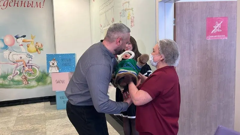 Выписка малышей в национальных костюмах. Фото: Яна Джус / «Ямал-Медиа»