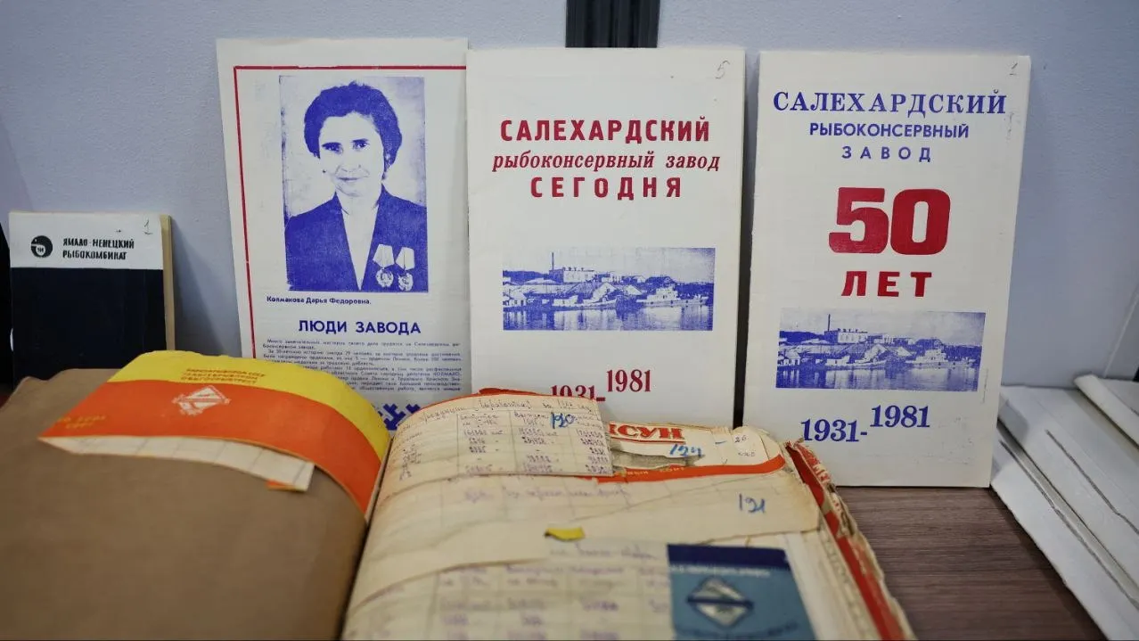 В Государственном архиве ЯНАО презентовали планшетную документальную выставку «Флагман рыбной отрасли Ямала». Фото: Андрей Ткачев / «Ямал-Медиа»