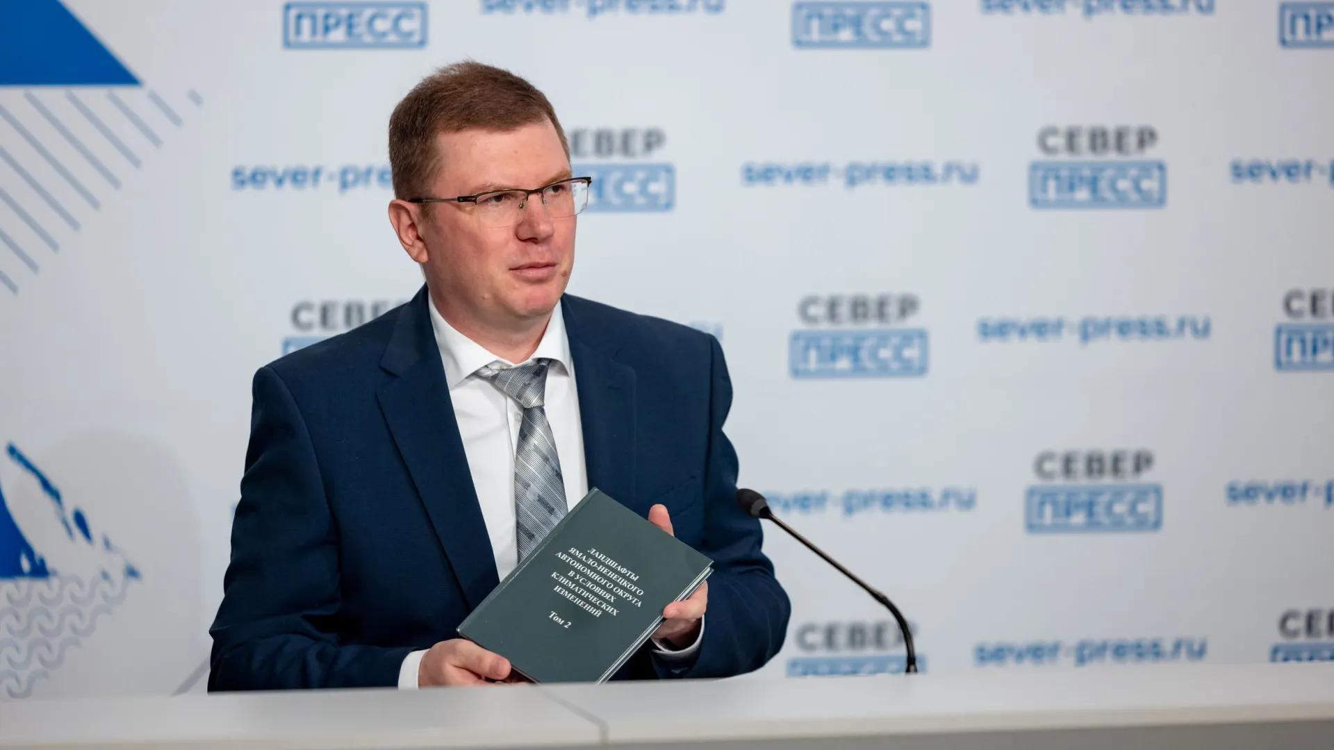Роман Колесников рассказал о том, чему посвящен второй том научного труда. Фото: Сергей Зубков / «Ямал-Медиа»