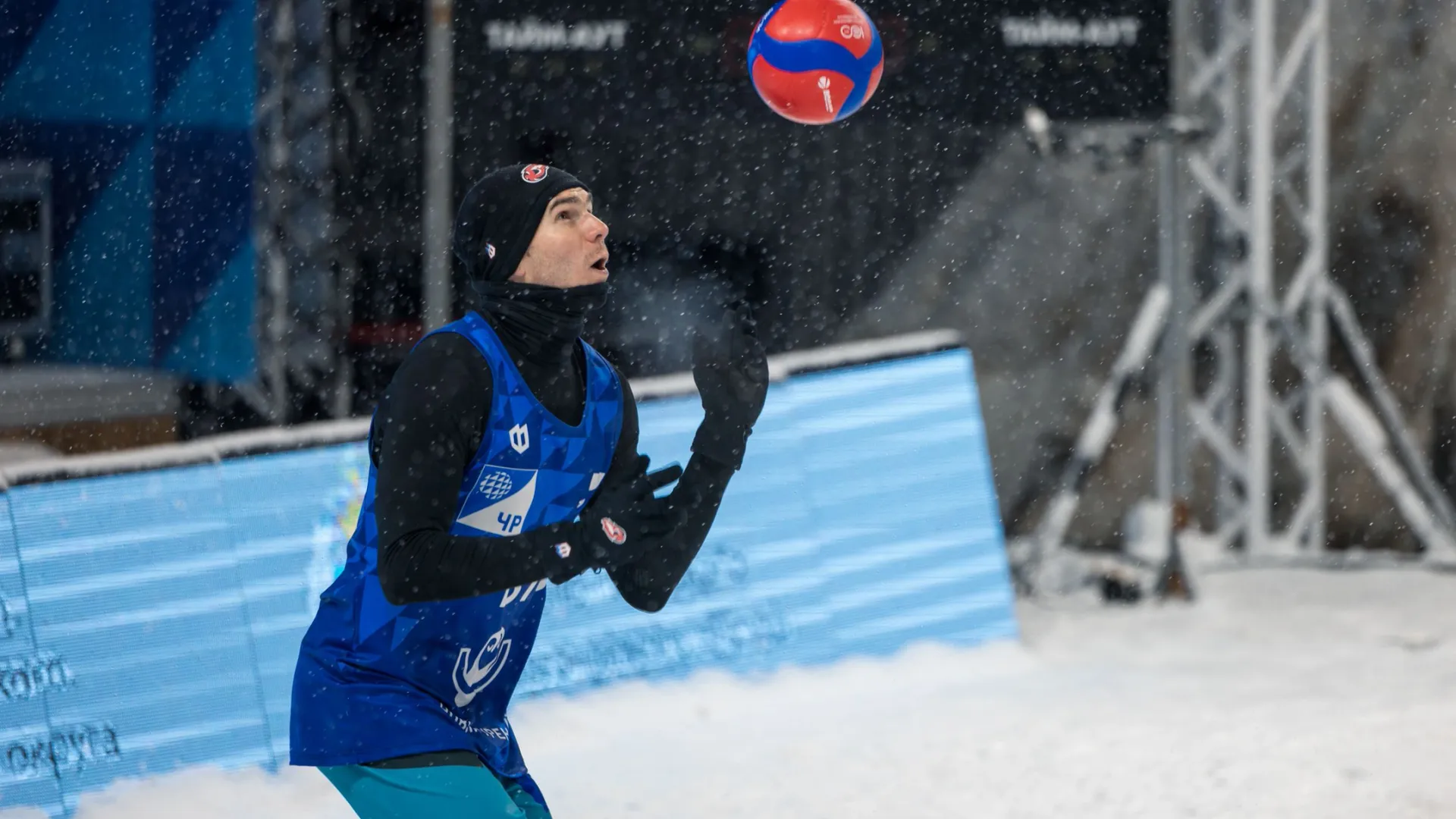 Чемпионат РФ по волейболу на снегу проходит в Новом Уренгое. Фото: Сергей Зубков / «Ямал-Медиа»