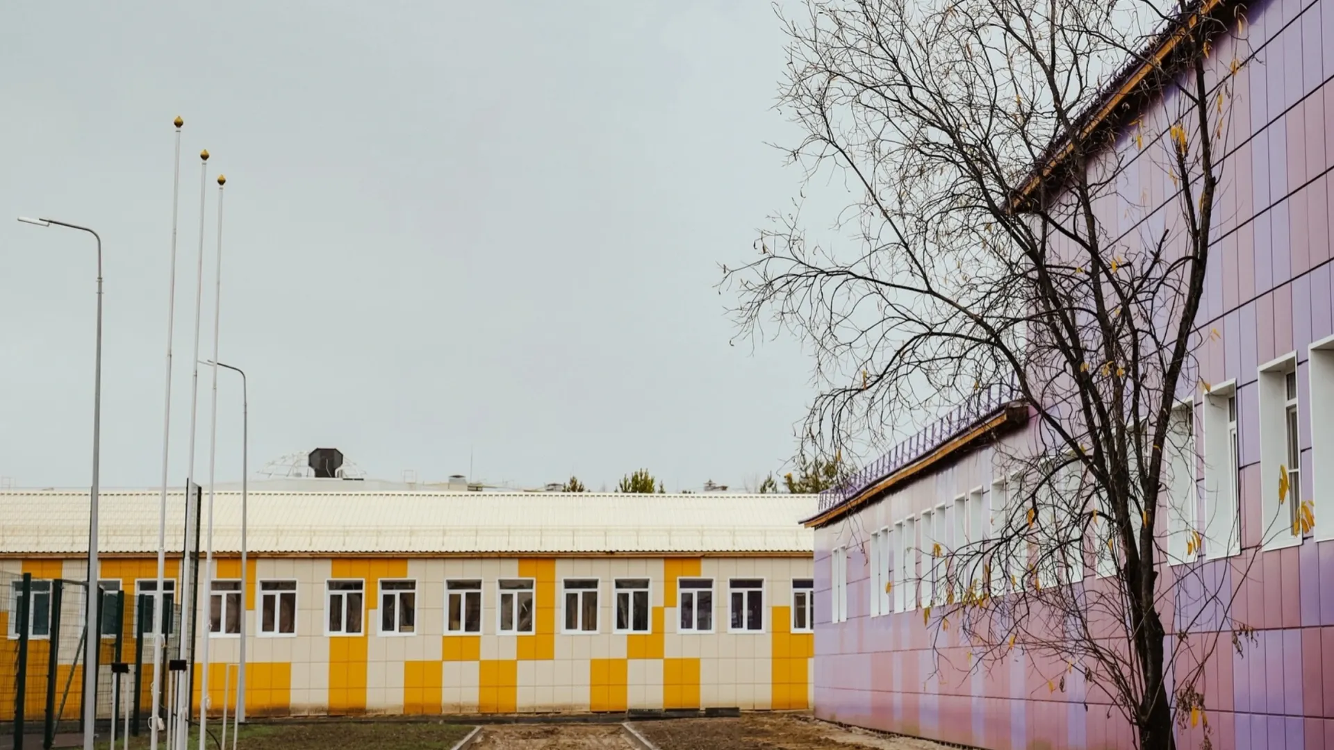 Разноцветные корпуса школы № 1 Губкинского. Фото: vk.com/bandurko_av