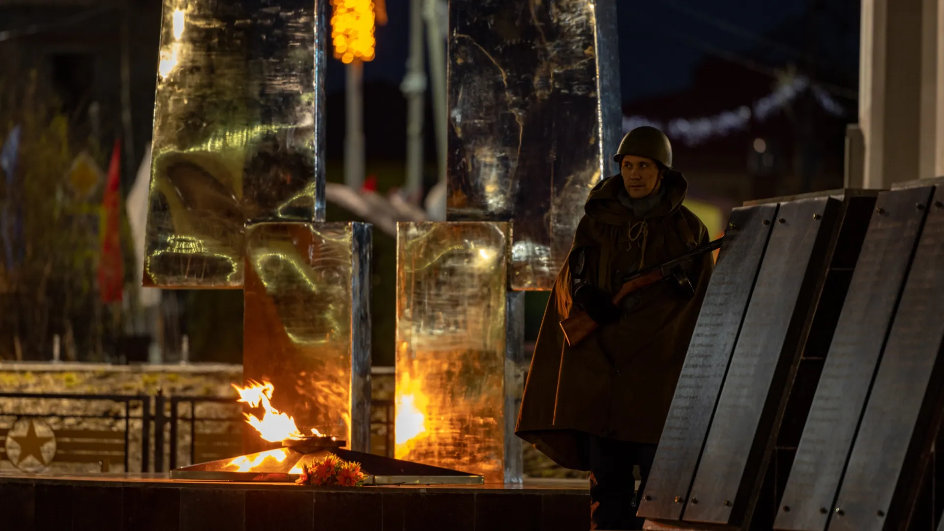 Почетный караул в Мужах в ночь на 9 Мая. Фото: Сергей Зубков / «Ямал-Медиа»