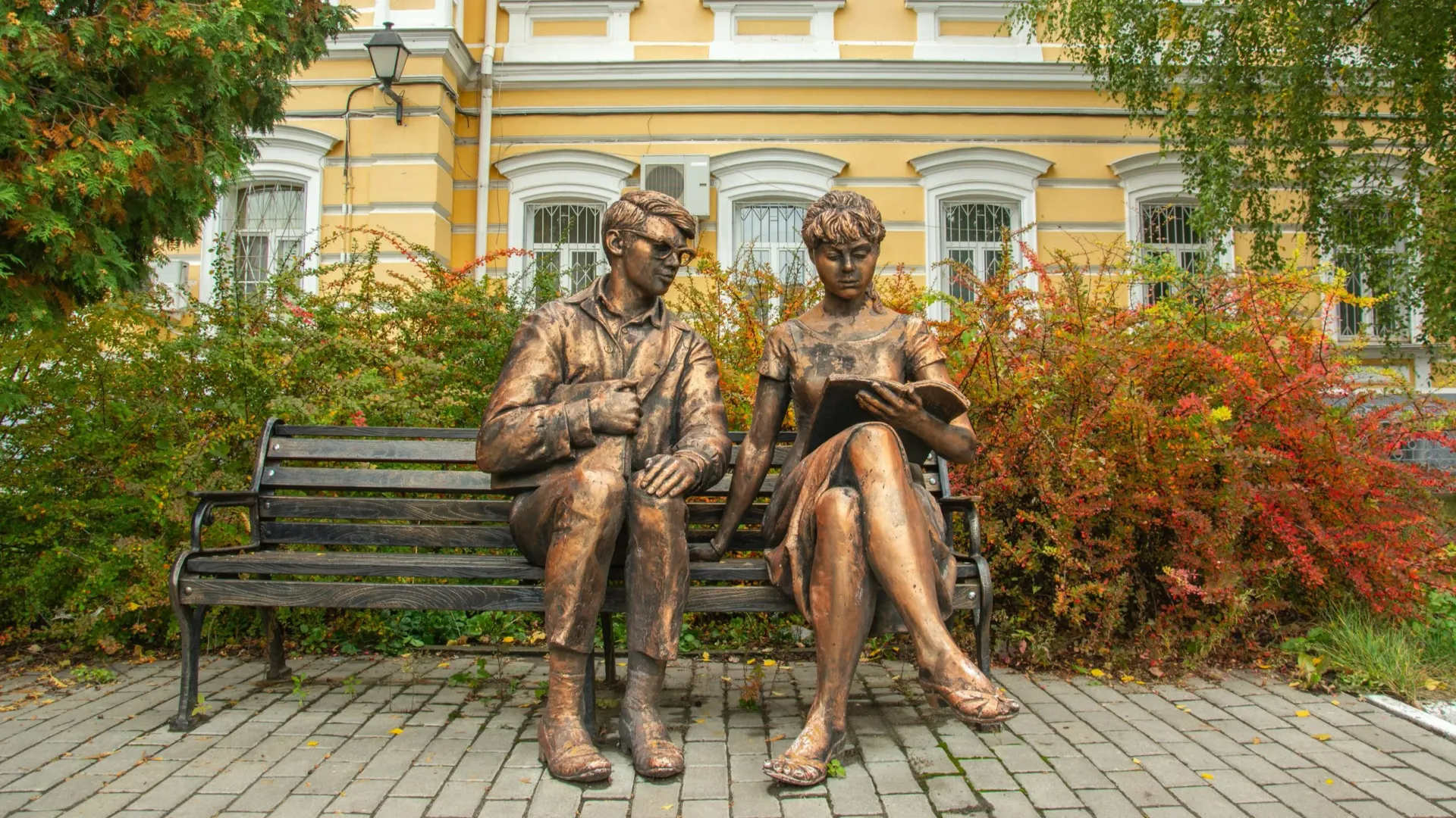 Памятник Шурику и Лиде перед Рязанским государственным университетом. Фото: Nina Alizada / Shutterstock / Fotodom