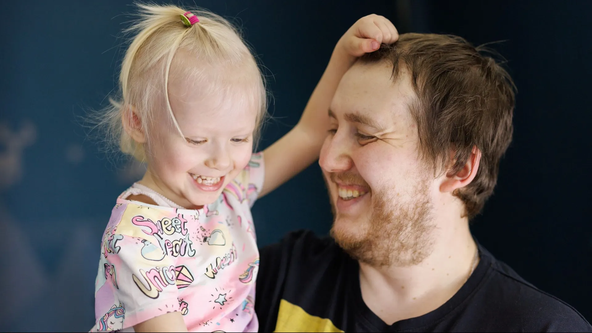 У папы на ручках удобно. Фото: Юлия Чудинова / «Ямал-Медиа»