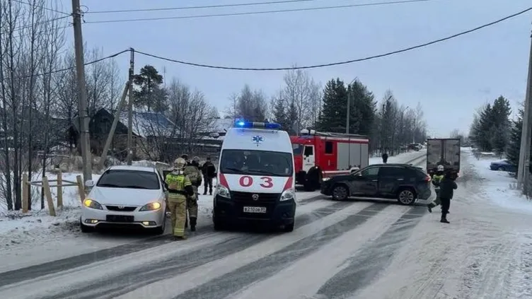 На месте ДТП в Ноябрьске работают экстренные службы. Фото: t.me/Noyabrsk112