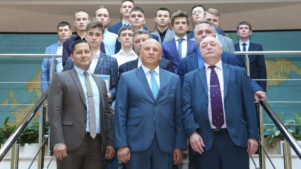 На церемонии вручения именных сертификатов на трудоустройство в ООО «Газпром добыча Уренгой» 