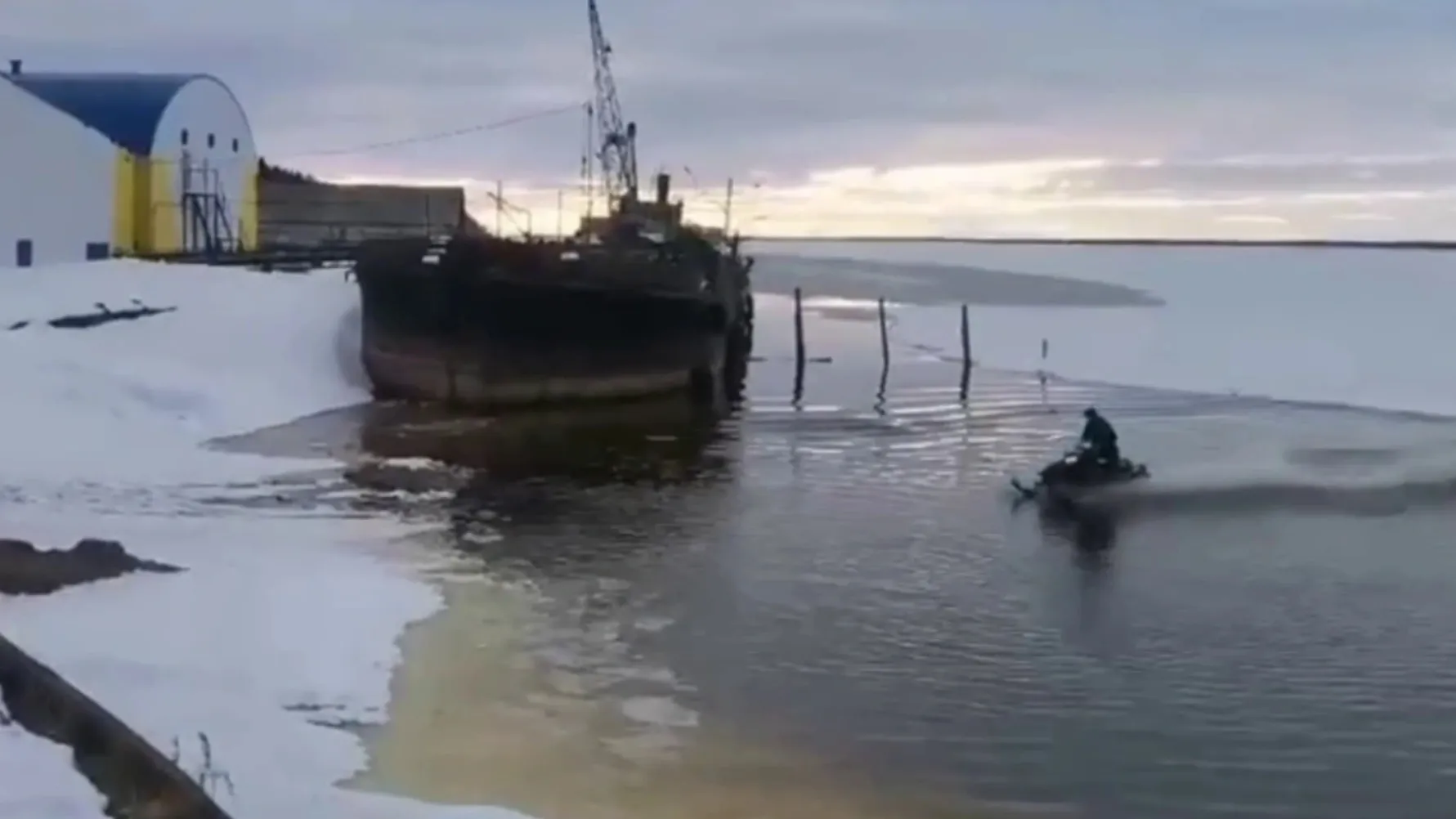 Водитель снегохода несколько раз проплыл по воде. Кадр из видео t.me/iapriuralye