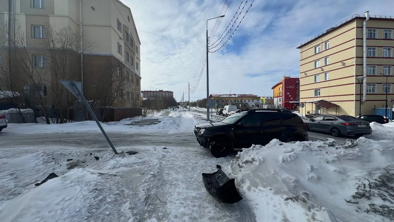 Водитель сбил дорожный знак в Салехарде. Фото предоставлено ГИБДД Салехарда