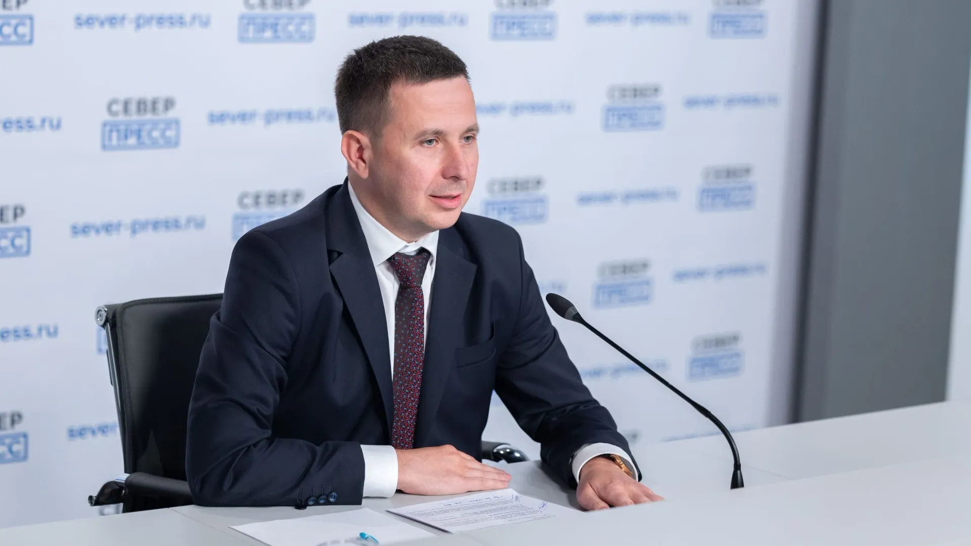 Владимир Жадовский считает, что нынешние сроки ледохода оказались в помощь, поставка началась раньше.  Фото: Александр Чирва / «Ямал-Медиа»