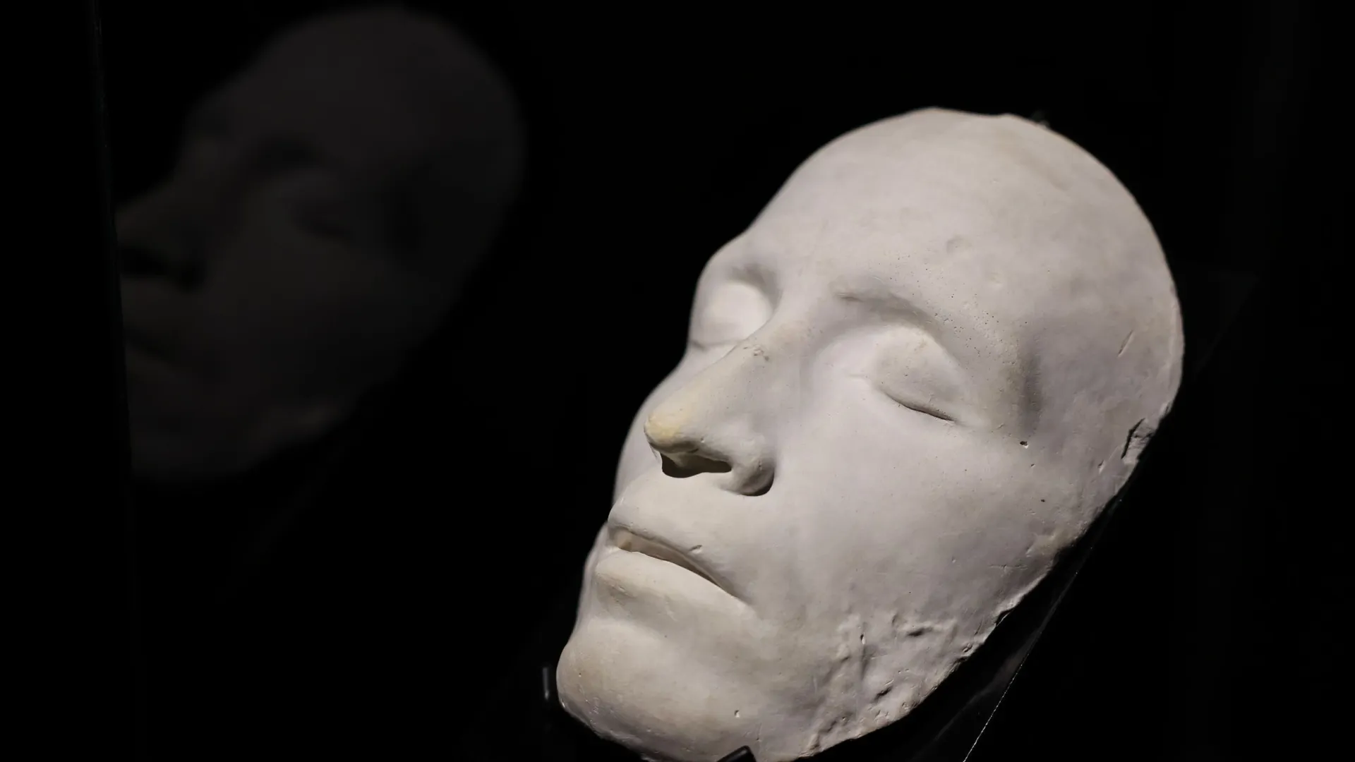 Выставка заканчивается посмертной маской поэта. Фото: Андрей Ткачев / «Ямал-Медиа»