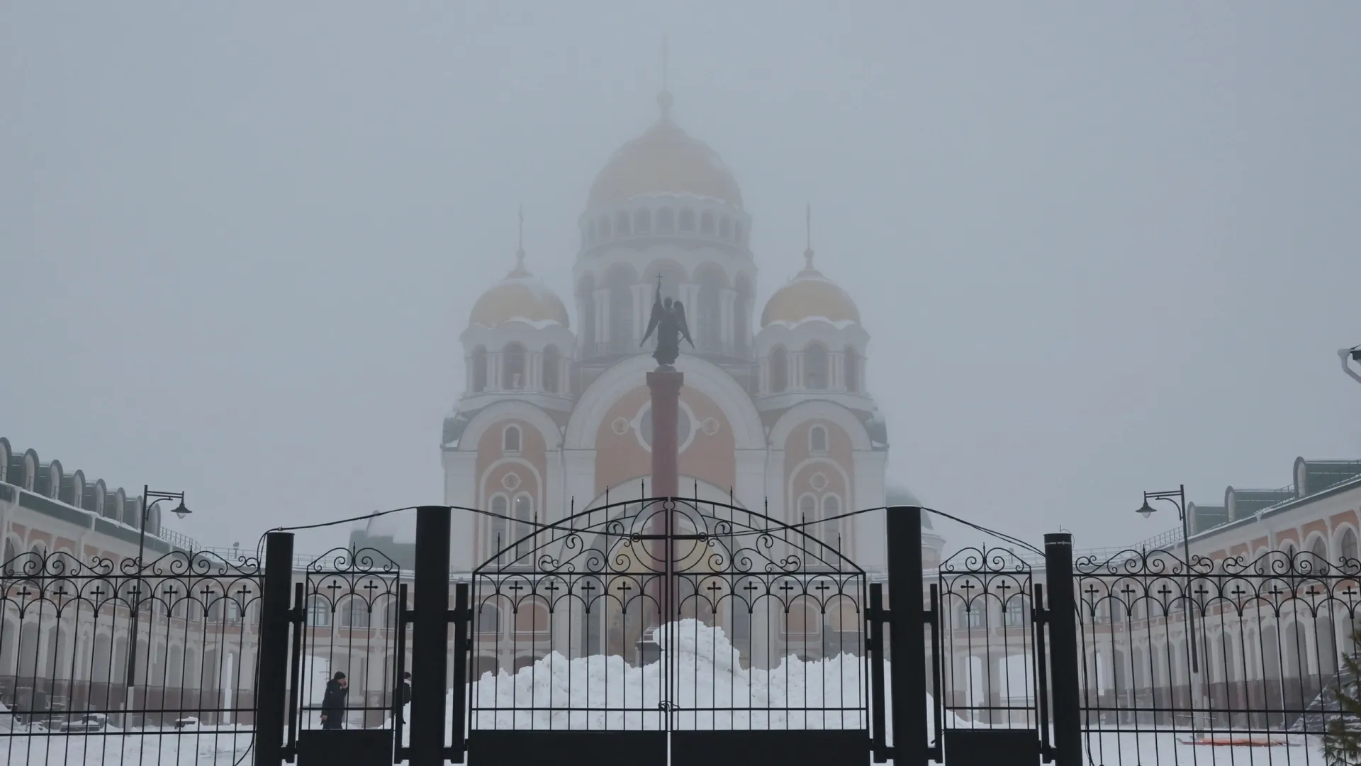 На стройплощадке храма Преображения Господня в Салехарде прошло выездное совещание. Фото: Андрей Ткачёв / «Ямал-Медиа»