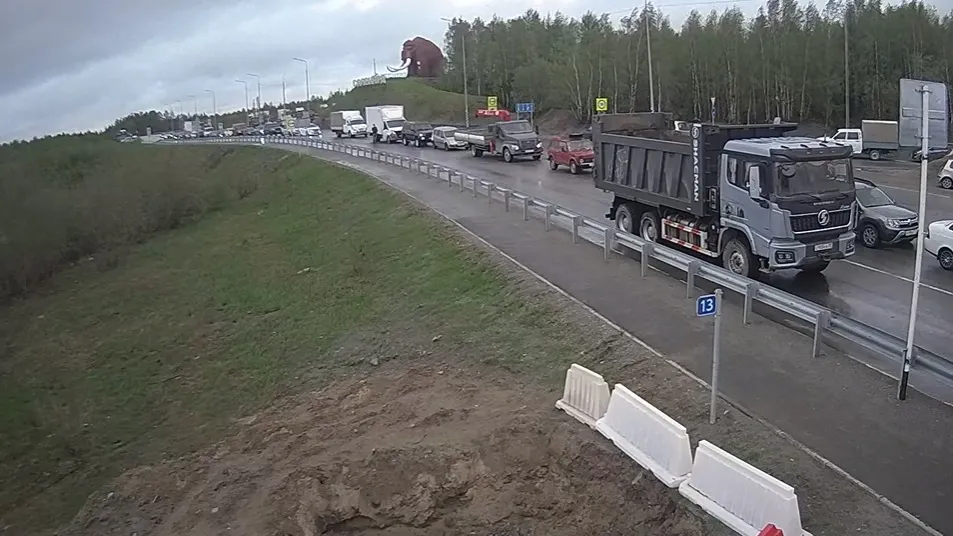 Очередь со стороны Салехарда. Скриншот видео с камеры наблюдения 