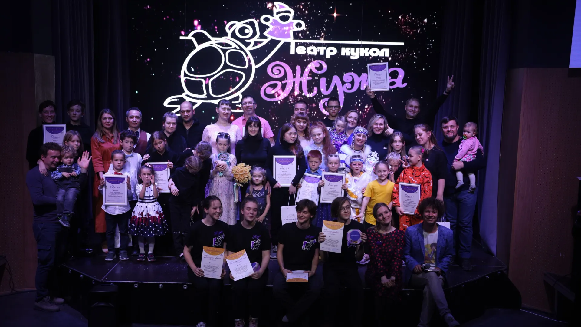 14 семей из округа создали свои оригинальные сказки и выступили на сцене. Фото: архив Екатерины Дерюшевой
