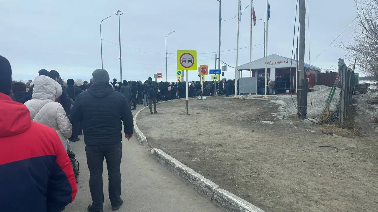 Очередь на «воздушную подушку». Фото: telegram-чат «Маршрут построен»