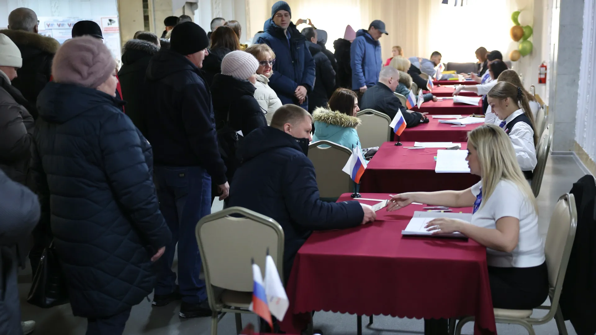 Ямальцы с утра отправились на избирательные участки. Фото: Андрей Ткачев / «Ямал-Медиа»