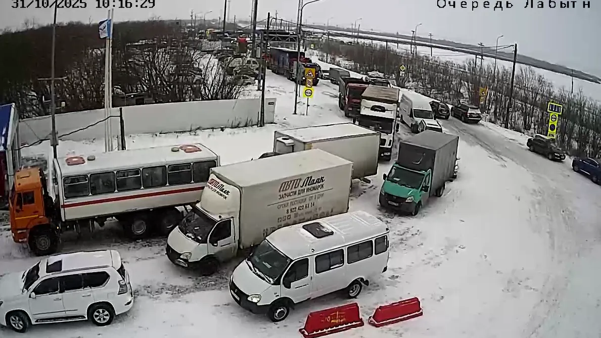 Очередь на КПП со стороны Лабытнанги. Фото: скриншот онлайн-камер