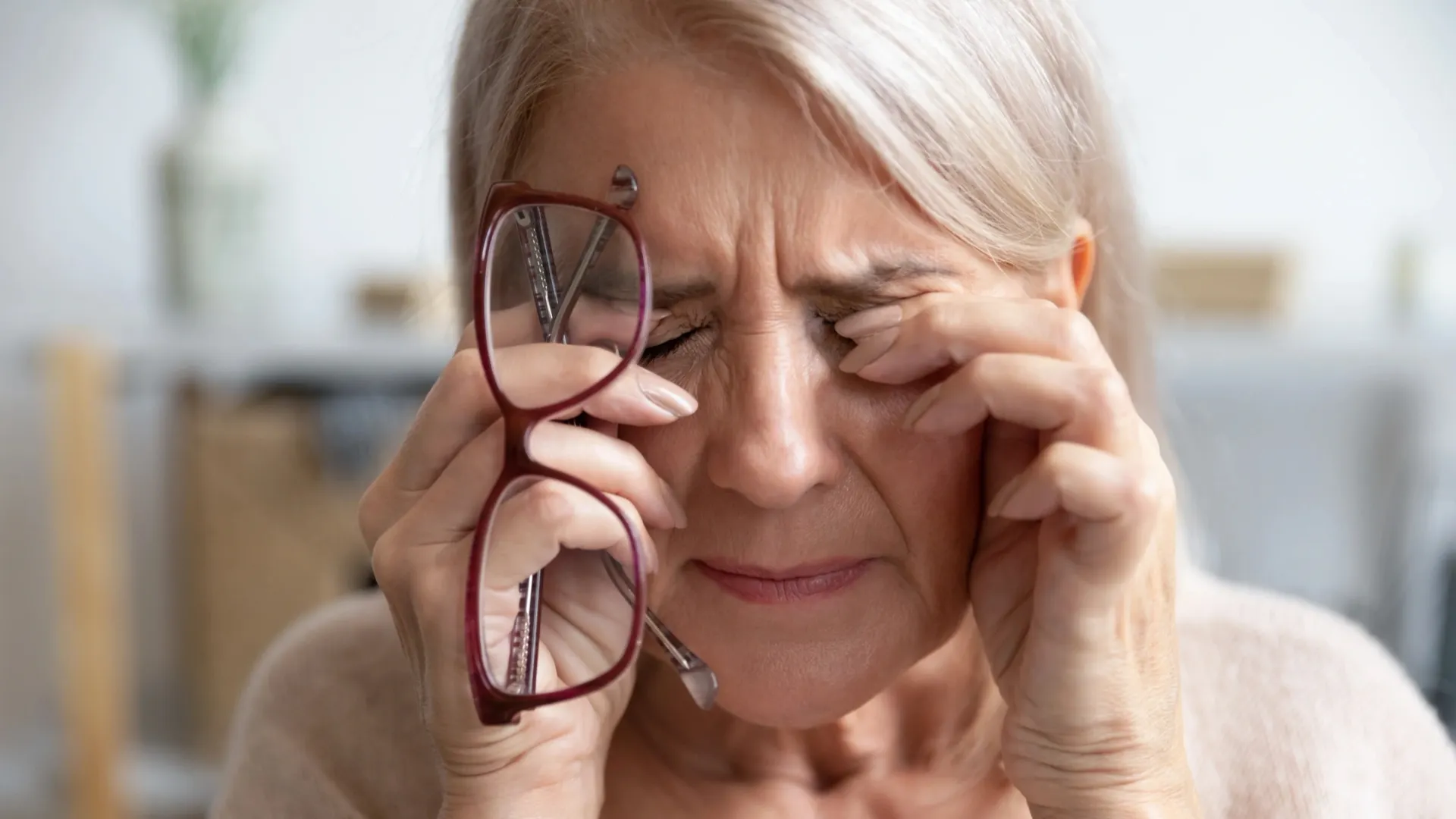 Можно читать лежа и не портить зрение. Фото: fizkes / Shutterstock / Fotodom