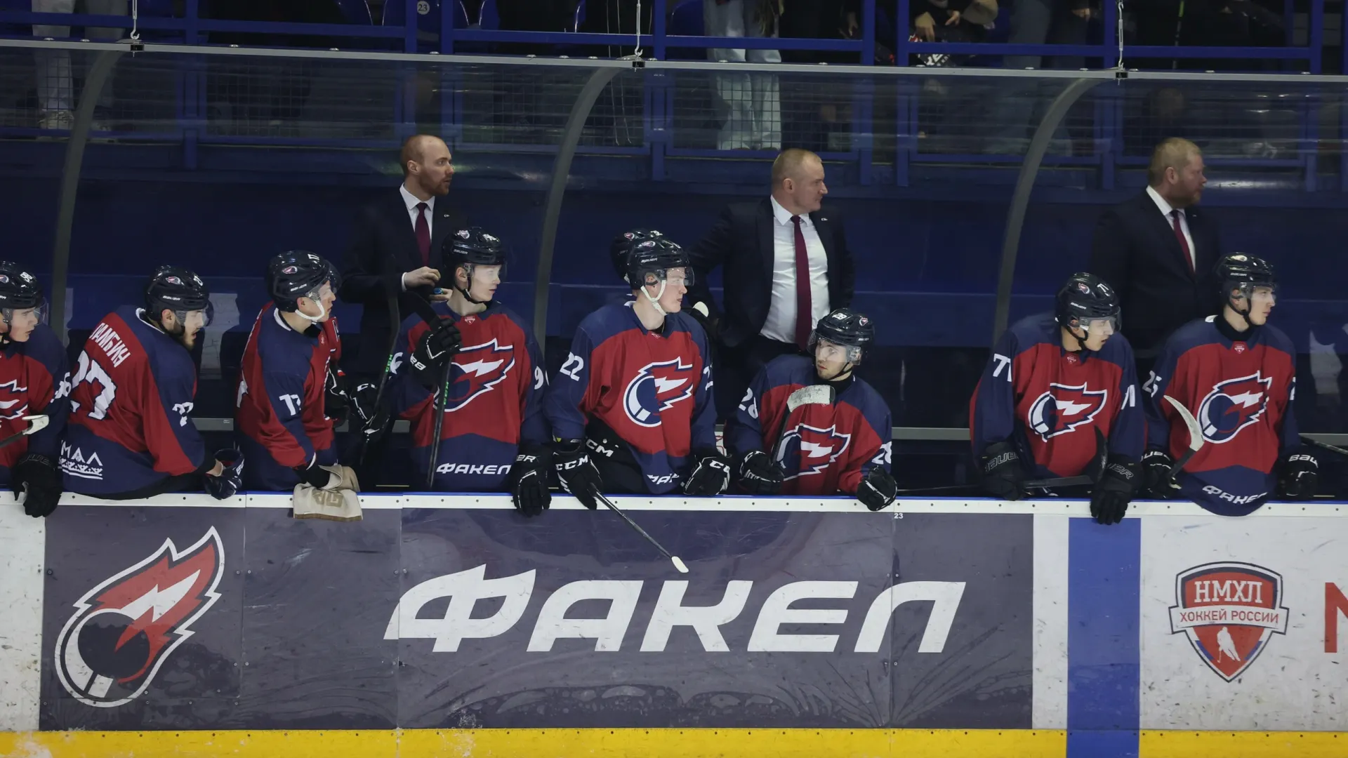 Болельщики «огненных» пожелали хоккеистам удачи, новых побед и «красочных эмоций». Фото: Андрей Ткачёв / «Ямал-Медиа»