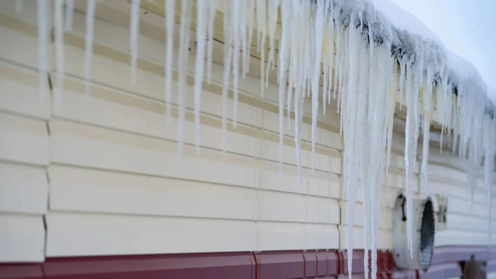 Жители двухэтажки на Богдана Кнунянца пожаловались на стену во льду. Фото: Сергей Зубков / «Ямал-Медиа»