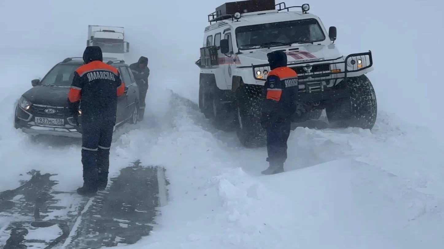 В апреле «Ямалспасу» часто приходилось помогать водителям, застрявших на трассах. Фото: Вера Дронзикова / «Ямал-Медиа»