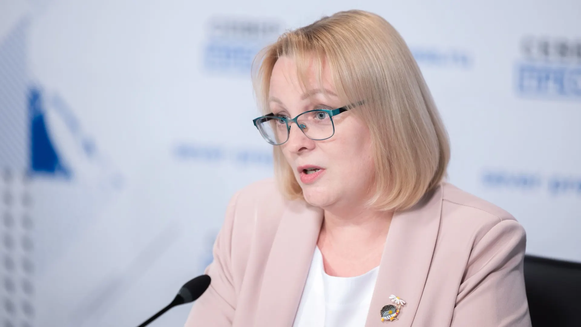 Наталья Куленцова рассказала, каких авторов предпочитают читатели салехардской библиотеки. Фото: Александр Чирва / «Ямал-Медиа»